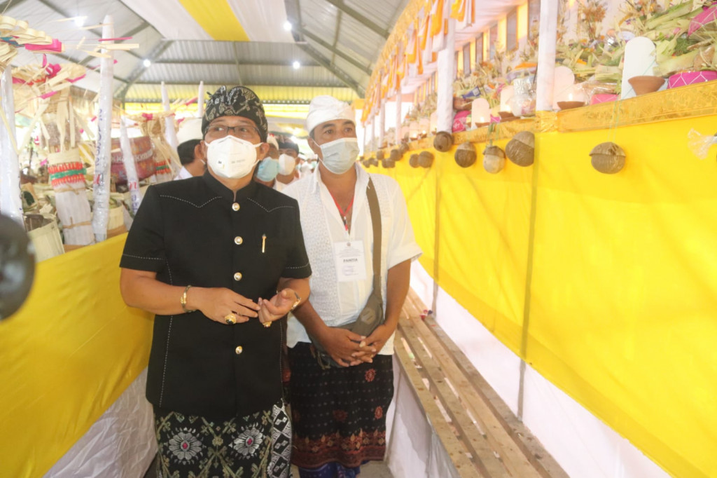 Bupati Hadiri Puncak Karya Nyekah Kinembulan Desa Adat Sibangkaja